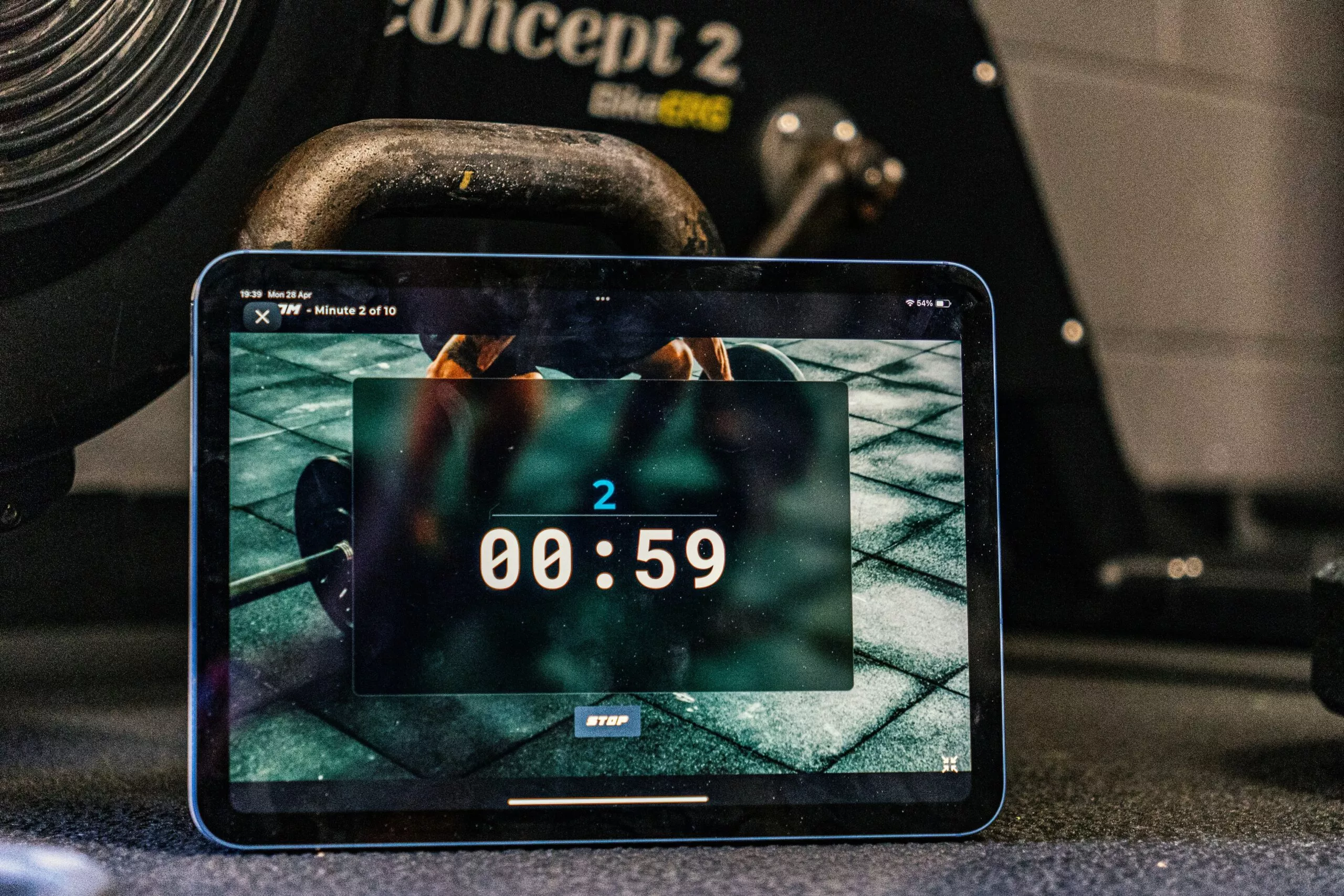 Tablette avec un programme d'entrainement WOD Hyrox à Paris dans une salle Forest Hill Paris.