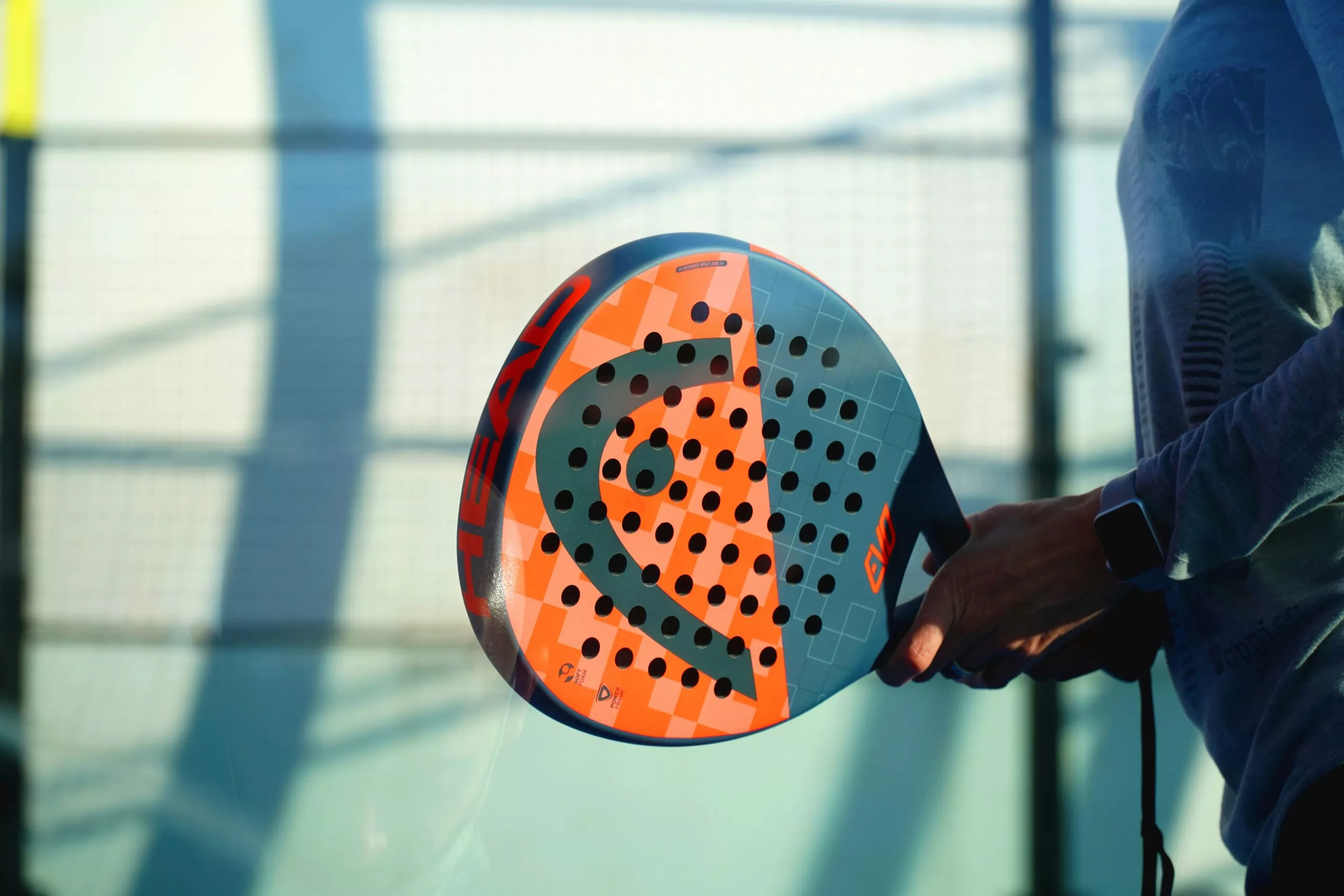 homme avec une raquette de padel