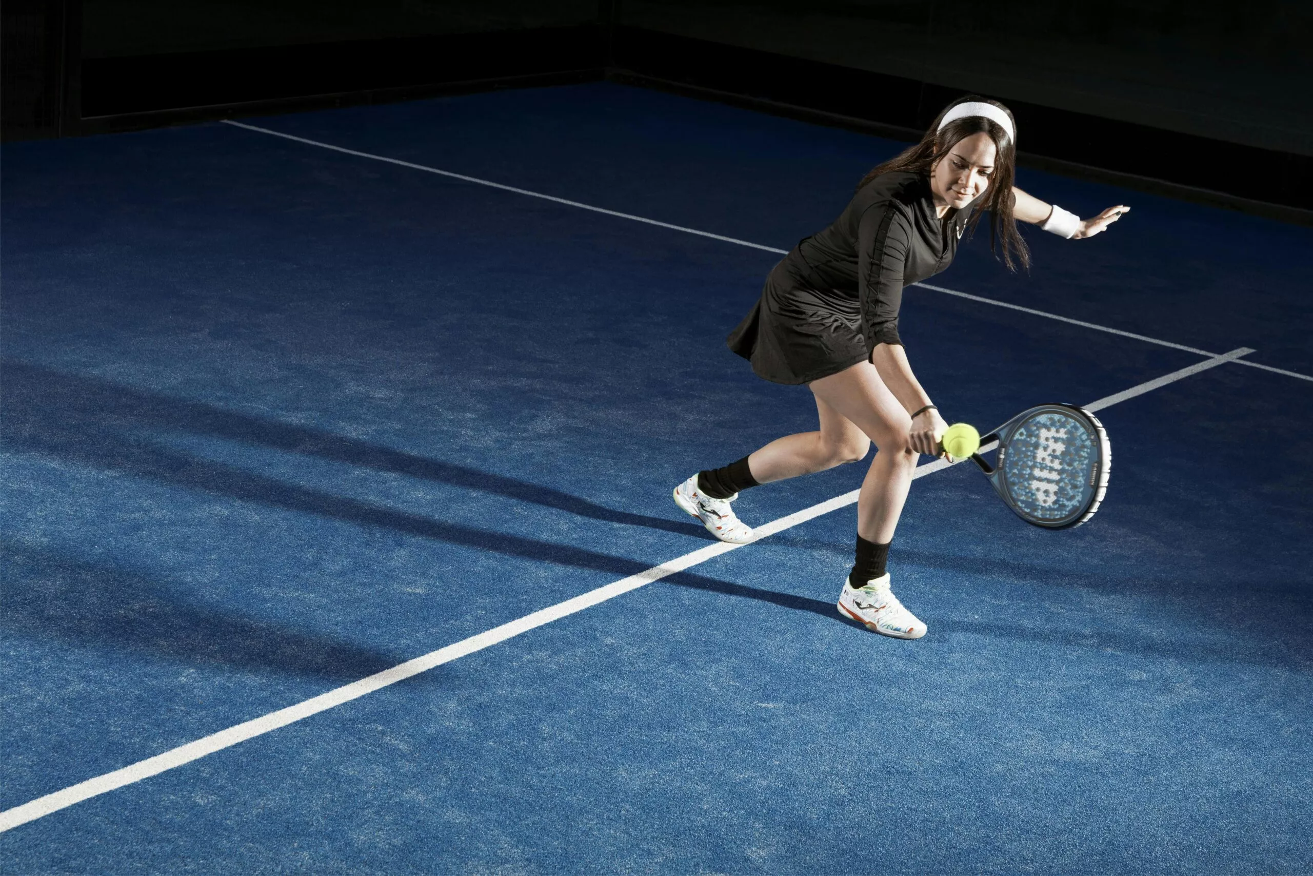 Femme en train de jouer au padel