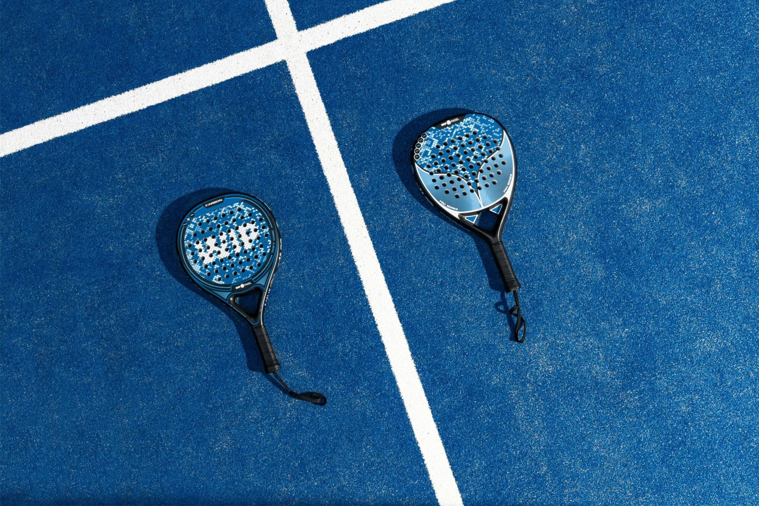 Raquette de padel sur un terrain