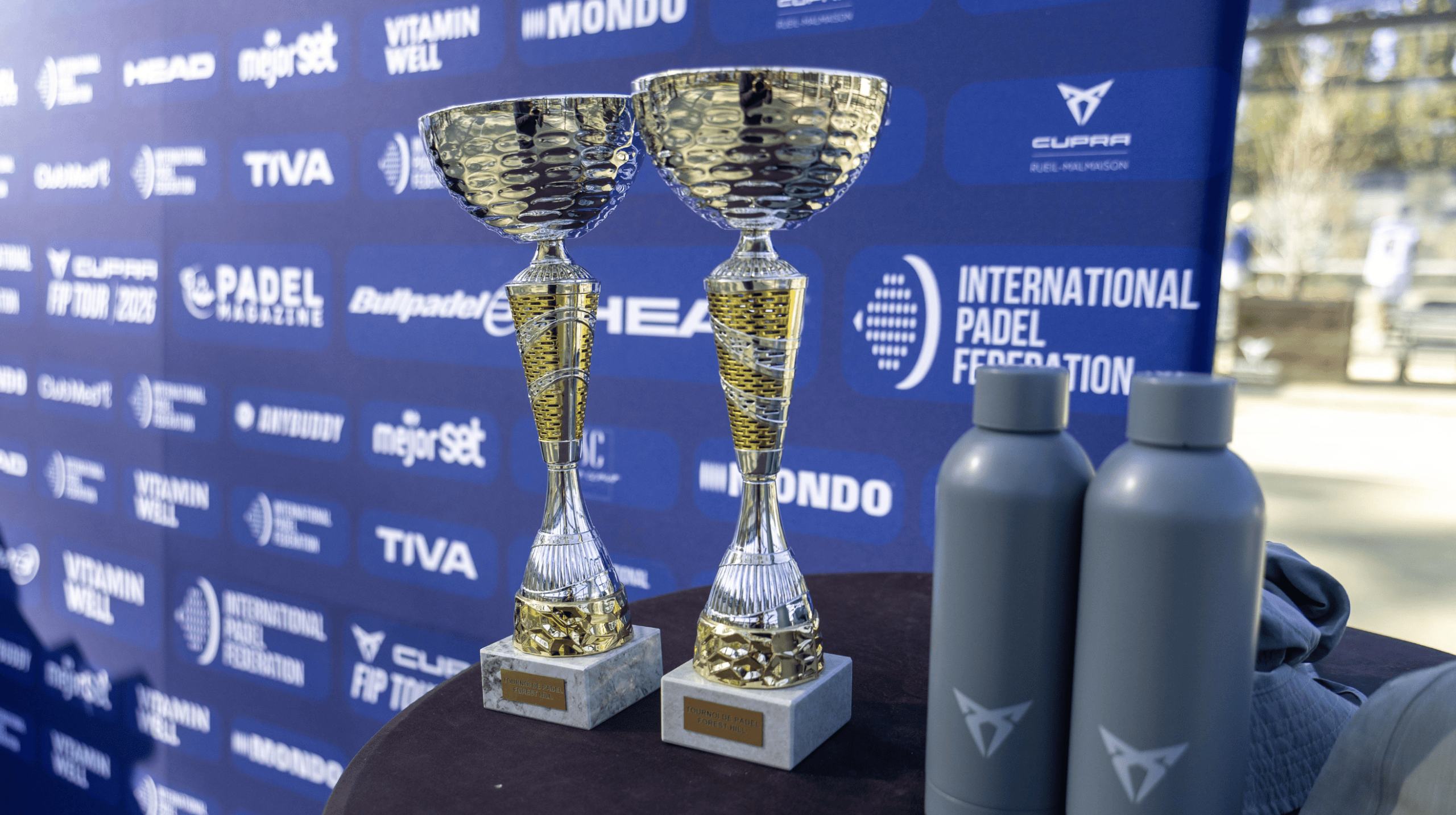 compétition de padel avec trophée